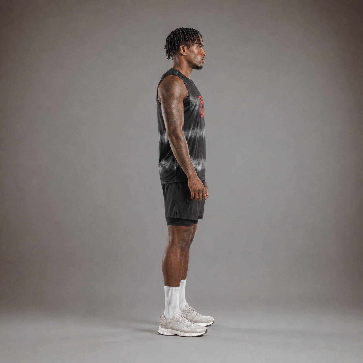 Camiseta sin mangas de malla para correr RAWS para hombre - Negro teñido / Rojo | Malla transpirable de alto rendimiento