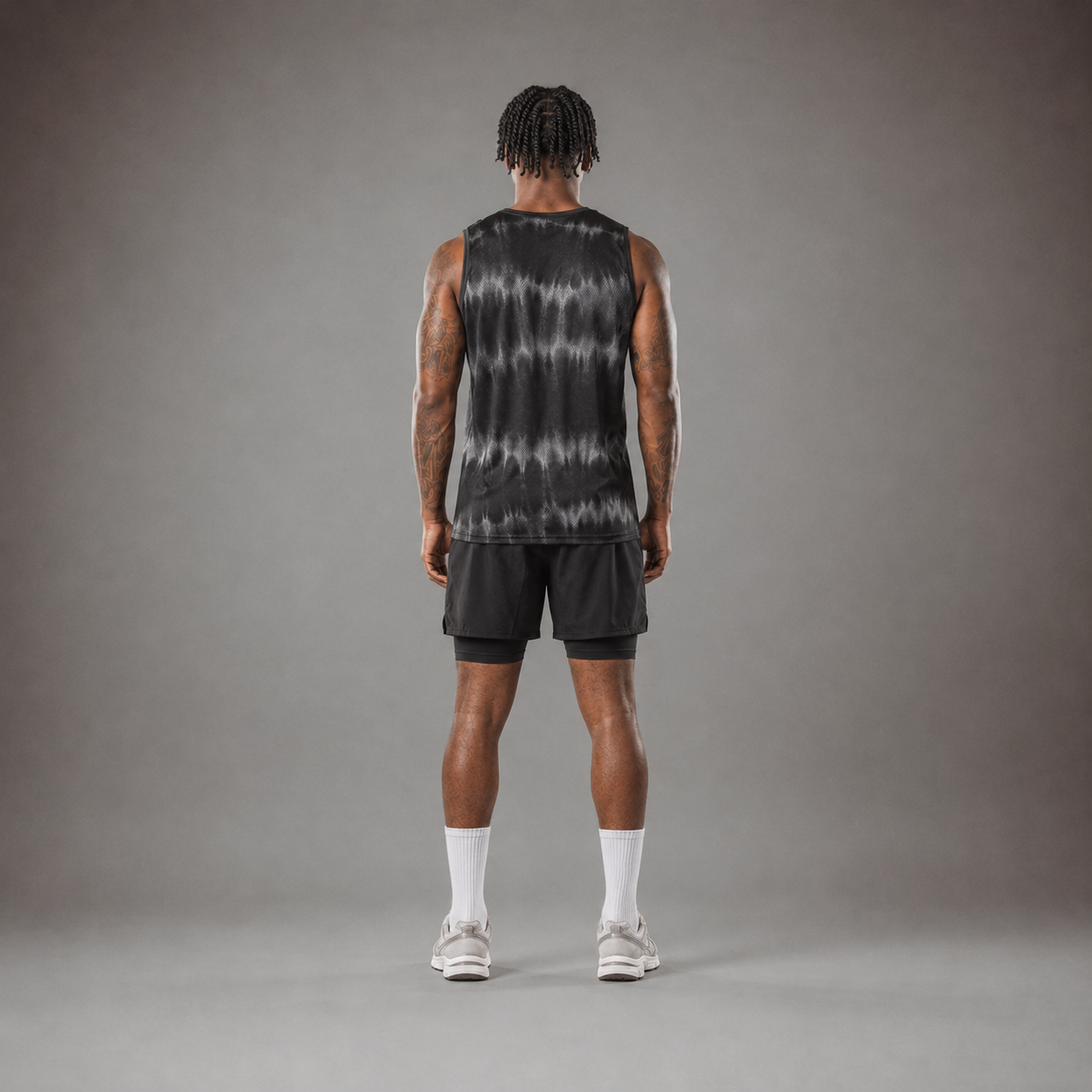 Camiseta sin mangas de malla para correr RAWS para hombre - Negro teñido / Rojo | Malla transpirable de alto rendimiento
