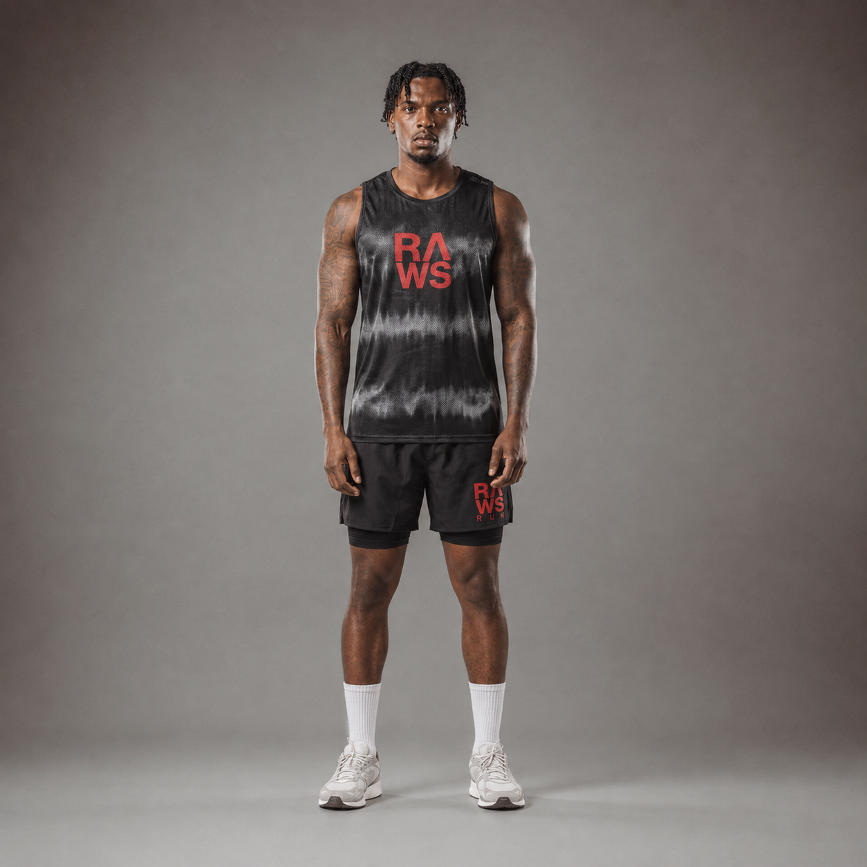 Camiseta sin mangas de malla para correr RAWS para hombre - Negro teñido / Rojo | Malla transpirable de alto rendimiento