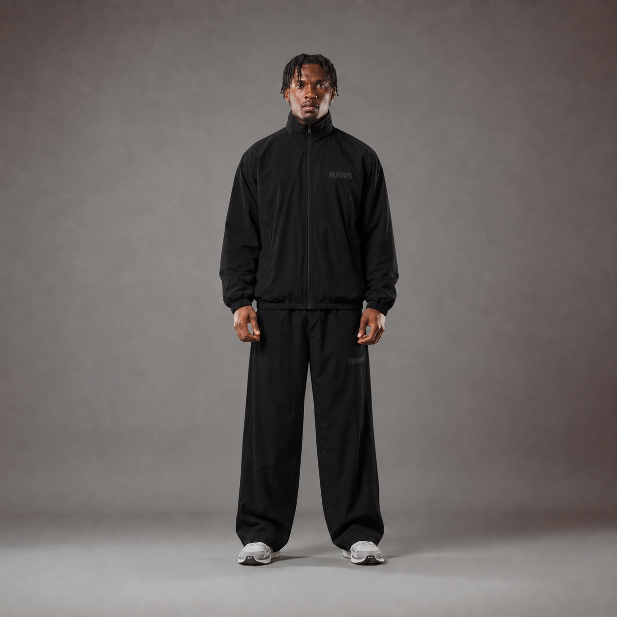 Chaqueta de chándal de nailon «Essentials» para hombre de RAWS - Negra | Ropa deportiva de alta calidad para el día a día