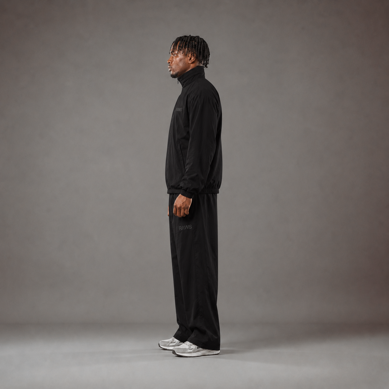 Chaqueta de chándal de nailon «Essentials» para hombre de RAWS - Negra | Ropa deportiva de alta calidad para el día a día
